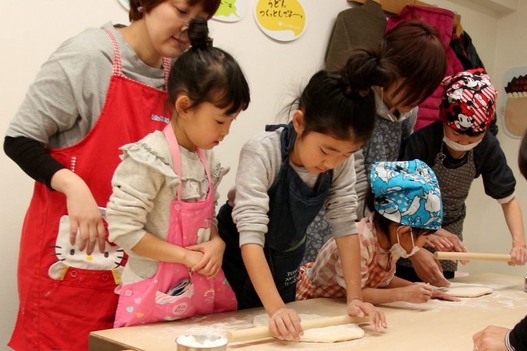 打ち粉で腕もお顔も真っ白のチビちゃん続出。 手打ちうどん作り体験教室 2017年2月 20170312-2.jpg – イリコスキー製麺所