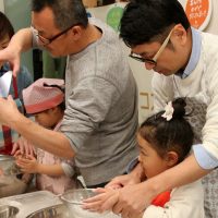 2度目はお友だちご家族をお連れいただいて 手打ちうどん作り体験教室 2017年3月 20170312-4.jpg – イリコスキー製麺所