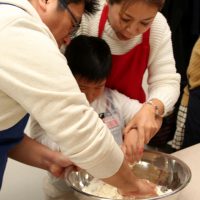 2度目はお友だちご家族をお連れいただいて 手打ちうどん作り体験教室 2017年3月 20170312-5.jpg – イリコスキー製麺所