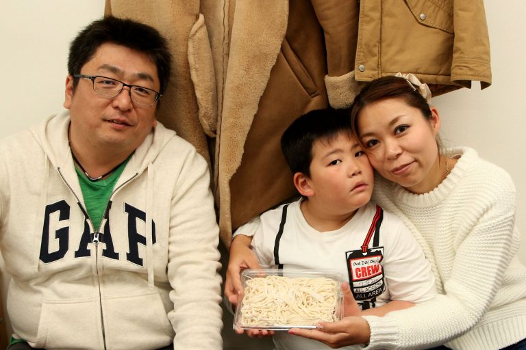 打ち粉で腕もお顔も真っ白のチビちゃん続出。 手打ちうどん作り体験教室 2017年2月 20170312-7.jpg – イリコスキー製麺所