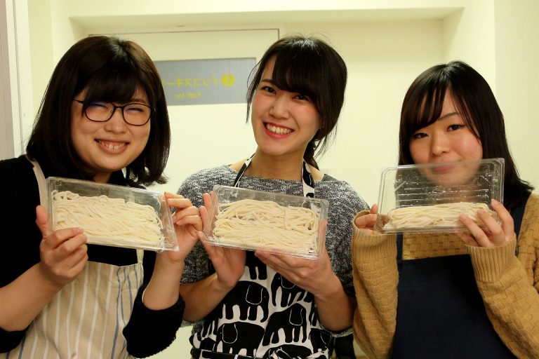 打ち粉で腕もお顔も真っ白のチビちゃん続出。 手打ちうどん作り体験教室 2017年2月 20170312-8.jpg – イリコスキー製麺所