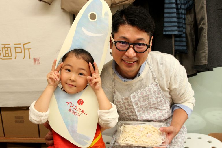 打ち粉で腕もお顔も真っ白のチビちゃん続出。 手打ちうどん作り体験教室 2017年2月 20170312-9.jpg – イリコスキー製麺所