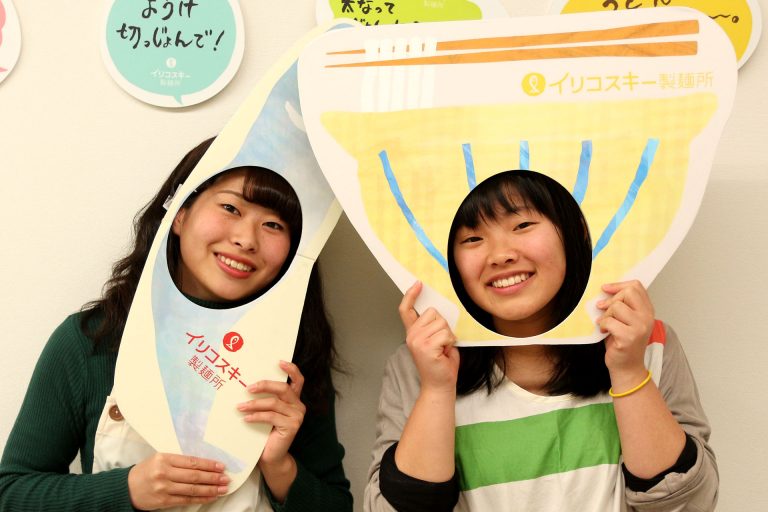 卒業しても、仲良くなさってくださいね。 手打ちうどん作り体験教室 2017年3月 20170315-2.jpg – イリコスキー製麺所