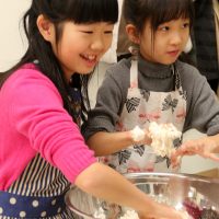 男子vs女子、とっても仲良しさん 手打ちうどん作り体験教室 2017年3月 20170317-1.jpg – イリコスキー製麺所