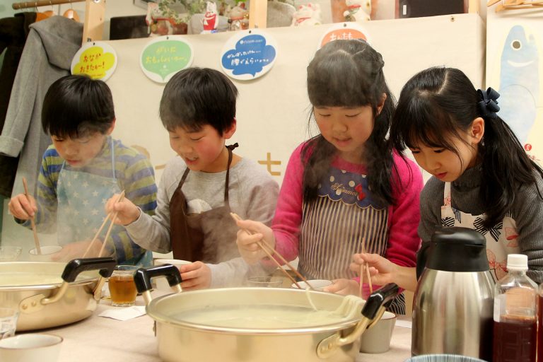卒業しても、仲良くなさってくださいね。 手打ちうどん作り体験教室 2017年3月 20170317-3.jpg – イリコスキー製麺所