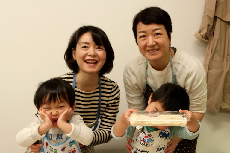 卒業しても、仲良くなさってくださいね。 手打ちうどん作り体験教室 2017年3月 20170318-4.jpg – イリコスキー製麺所