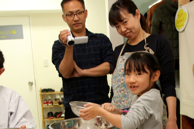 卒業しても、仲良くなさってくださいね。 手打ちうどん作り体験教室 2017年3月 20170318-5.jpg – イリコスキー製麺所