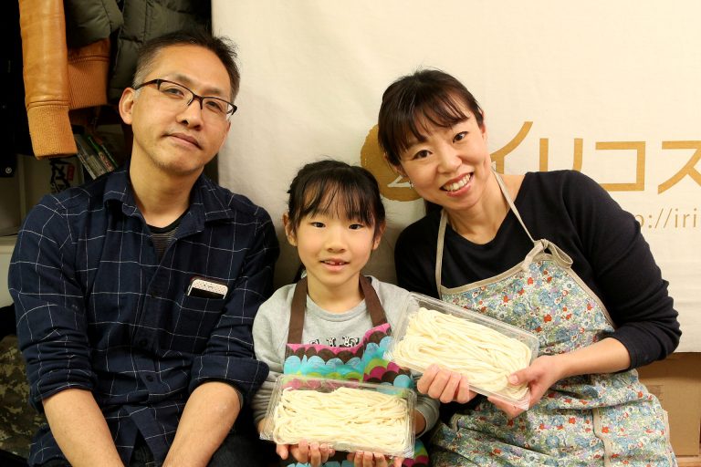 卒業しても、仲良くなさってくださいね。 手打ちうどん作り体験教室 2017年3月 20170318-8.jpg – イリコスキー製麺所