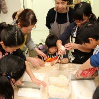 団体様の多い三連休・中日です 手打ちうどん作り体験教室 2017年3月 20170319-1.jpg – イリコスキー製麺所