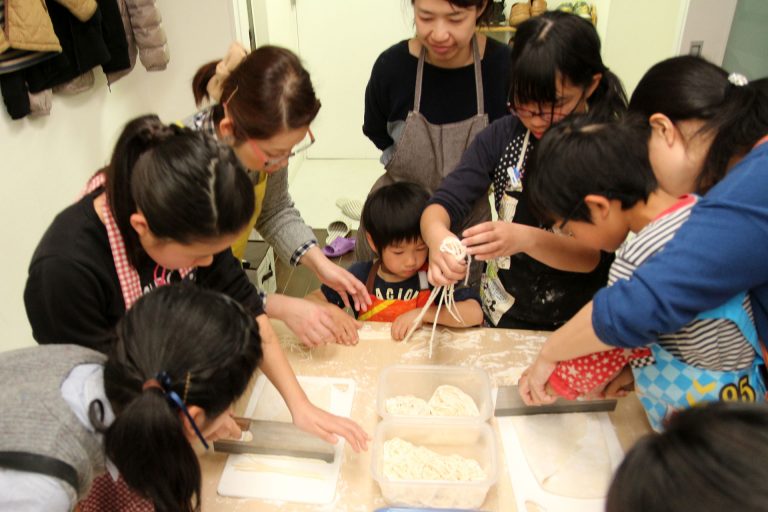 卒業しても、仲良くなさってくださいね。 手打ちうどん作り体験教室 2017年3月 20170319-1.jpg – イリコスキー製麺所