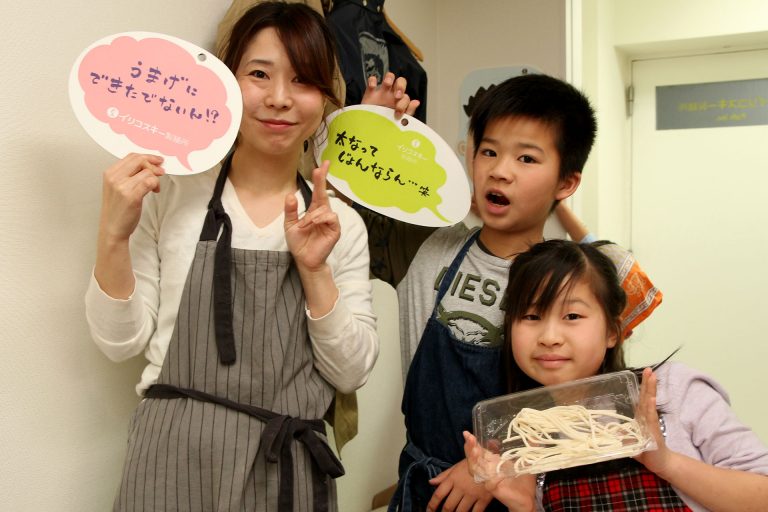 卒業しても、仲良くなさってくださいね。 手打ちうどん作り体験教室 2017年3月 20170319-11.jpg – イリコスキー製麺所