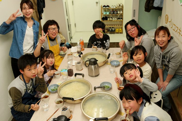 卒業しても、仲良くなさってくださいね。 手打ちうどん作り体験教室 2017年3月 20170319-13.jpg – イリコスキー製麺所