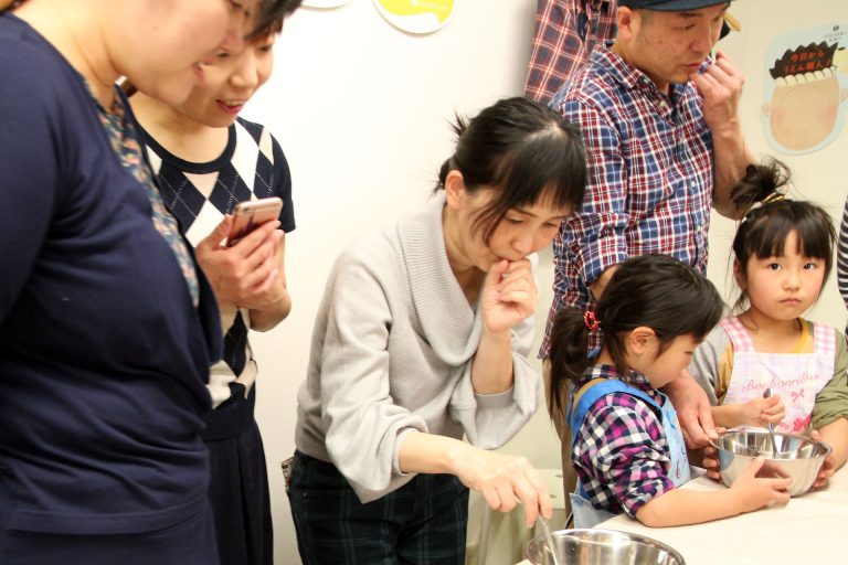 卒業しても、仲良くなさってくださいね。 手打ちうどん作り体験教室 2017年3月 20170319-3.jpg – イリコスキー製麺所