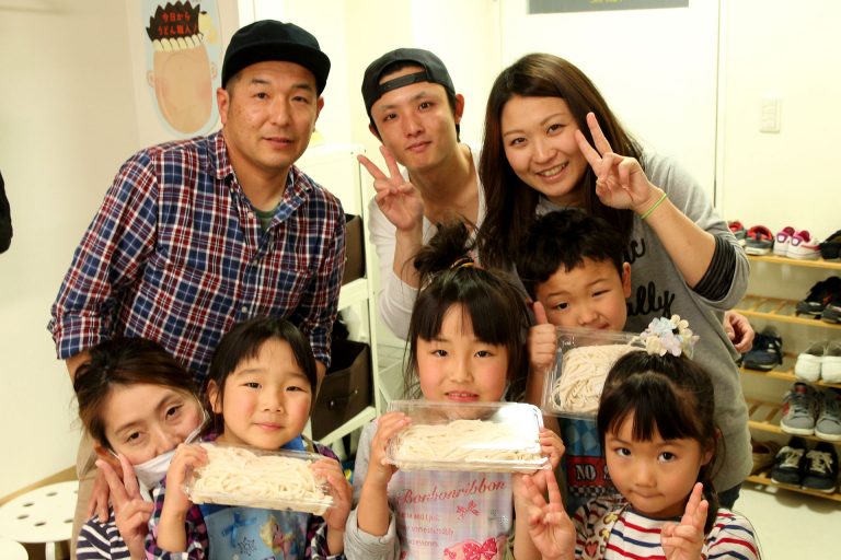 卒業しても、仲良くなさってくださいね。 手打ちうどん作り体験教室 2017年3月 20170319-5.jpg – イリコスキー製麺所