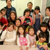 卒業シーズン、今日も貸し切りのお客さまがたくさん。 手打ちうどん作り体験教室 2017年3月 20170320-3.jpg – イリコスキー製麺所