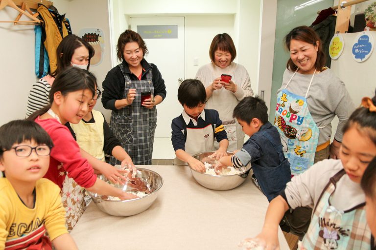 卒業しても、仲良くなさってくださいね。 手打ちうどん作り体験教室 2017年3月 20170321-1.jpg – イリコスキー製麺所