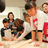 ママたちの素敵な笑顔が 手打ちうどん作り体験教室 2017年3月 20170321-3.jpg – イリコスキー製麺所