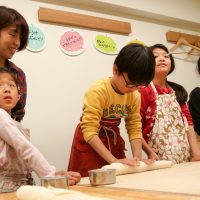ママたちの素敵な笑顔が 手打ちうどん作り体験教室 2017年3月 20170321-4.jpg – イリコスキー製麺所