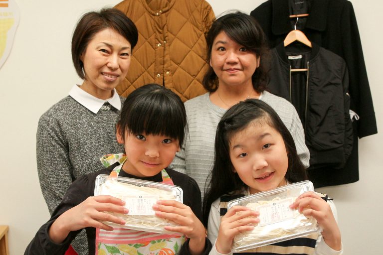 卒業しても、仲良くなさってくださいね。 手打ちうどん作り体験教室 2017年3月 20170322-4.jpg – イリコスキー製麺所