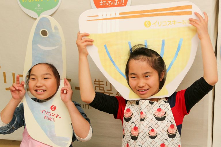 卒業しても、仲良くなさってくださいね。 手打ちうどん作り体験教室 2017年3月 20170323-2.jpg – イリコスキー製麺所