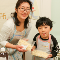 あっという間に真っ白なお顔 手打ちうどん作り体験教室 2017年3月 20170324-2.png – イリコスキー製麺所