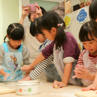 あっという間に真っ白なお顔 手打ちうどん作り体験教室 2017年3月 20170324-5.png – イリコスキー製麺所