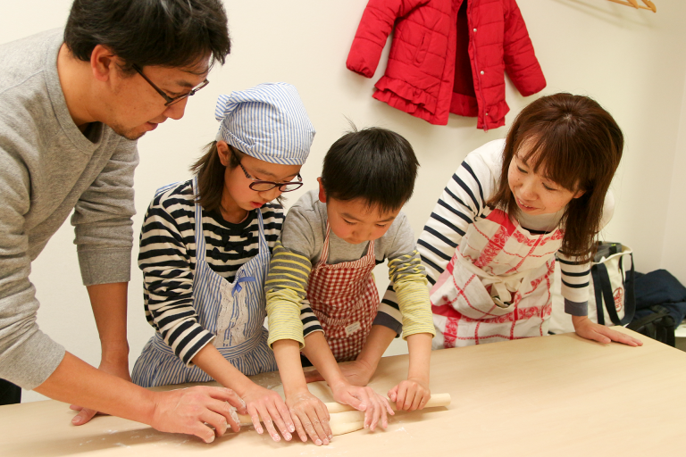 卒業しても、仲良くなさってくださいね。 手打ちうどん作り体験教室 2017年3月 20170325-1.png – イリコスキー製麺所