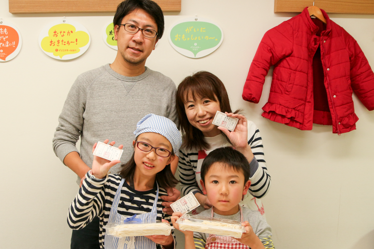 卒業しても、仲良くなさってくださいね。 手打ちうどん作り体験教室 2017年3月 20170325-2.png – イリコスキー製麺所