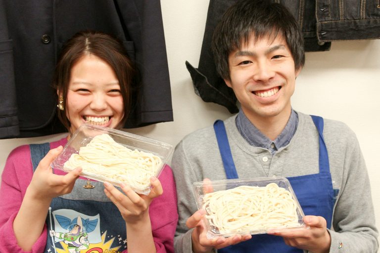 足ふみの写真を撮るのは難しいんです… 手打ちうどん作り体験教室 2017年3月 20170326-11.jpg – イリコスキー製麺所