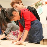 足ふみの写真を撮るのは難しいんです… 手打ちうどん作り体験教室 2017年3月 20170326-2.jpg – イリコスキー製麺所