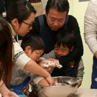 足ふみの写真を撮るのは難しいんです… 手打ちうどん作り体験教室 2017年3月 20170326-4.jpg – イリコスキー製麺所