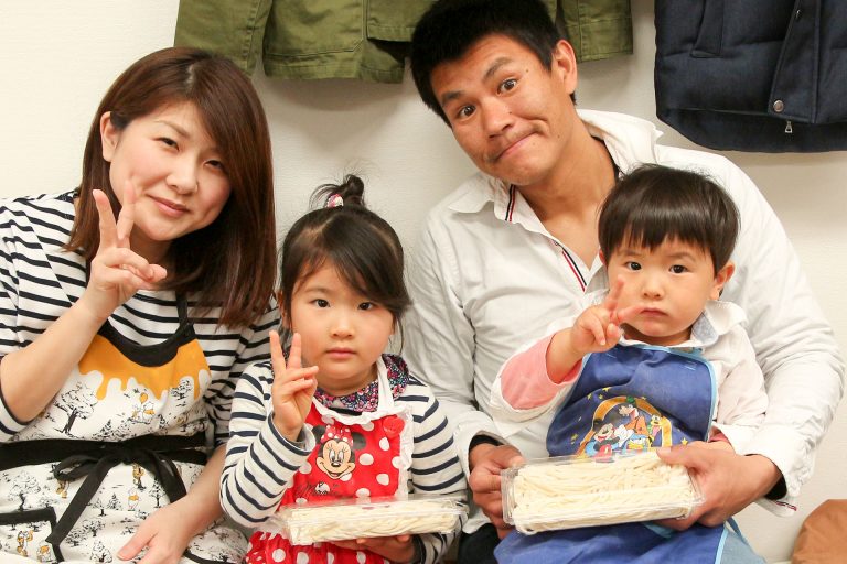 足ふみの写真を撮るのは難しいんです… 手打ちうどん作り体験教室 2017年3月 20170326-5.jpg – イリコスキー製麺所
