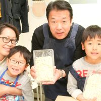 足ふみの写真を撮るのは難しいんです… 手打ちうどん作り体験教室 2017年3月 20170326-7.jpg – イリコスキー製麺所