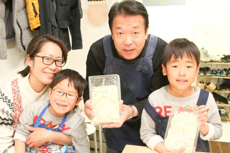 足ふみの写真を撮るのは難しいんです… 手打ちうどん作り体験教室 2017年3月 20170326-7.jpg – イリコスキー製麺所