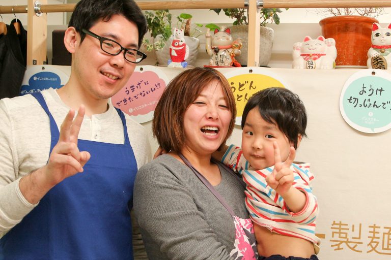 足ふみの写真を撮るのは難しいんです… 手打ちうどん作り体験教室 2017年3月 20170326-8.jpg – イリコスキー製麺所