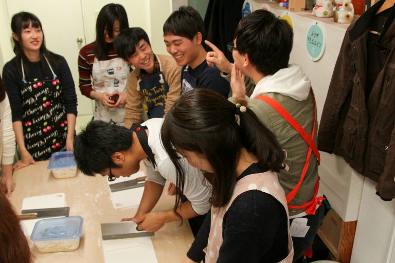 足ふみの写真を撮るのは難しいんです… 手打ちうどん作り体験教室 2017年3月 20170327-2.jpg – イリコスキー製麺所