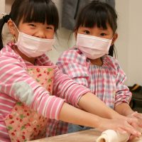 静かなのに沸き起こる笑い声 手打ちうどん作り体験教室 2017年3月 20170327-4.jpg – イリコスキー製麺所