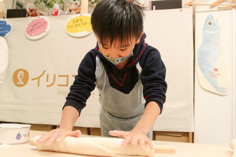 足ふみの写真を撮るのは難しいんです… 手打ちうどん作り体験教室 2017年3月 20170327-5.jpg – イリコスキー製麺所