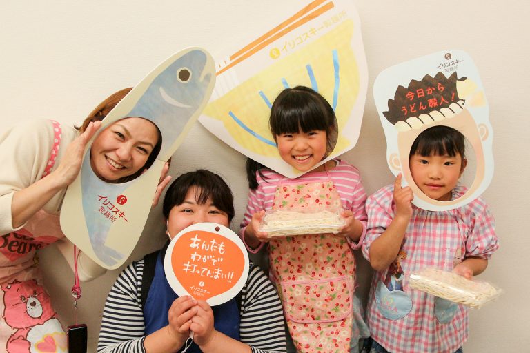 足ふみの写真を撮るのは難しいんです… 手打ちうどん作り体験教室 2017年3月 20170327-6.jpg – イリコスキー製麺所