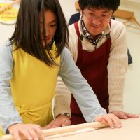 静かなのに沸き起こる笑い声 手打ちうどん作り体験教室 2017年3月 20170327-7.jpg – イリコスキー製麺所