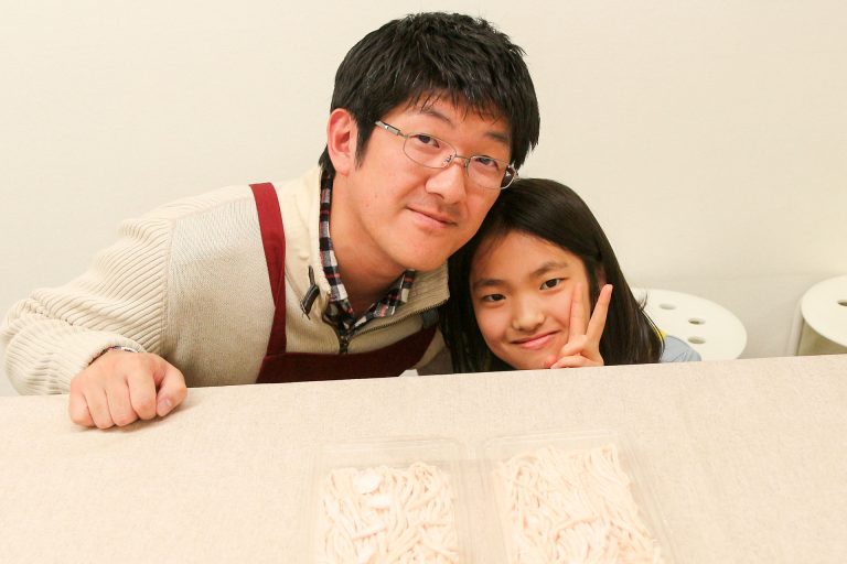 足ふみの写真を撮るのは難しいんです… 手打ちうどん作り体験教室 2017年3月 20170327-8.jpg – イリコスキー製麺所