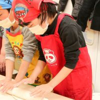 花びら型うどん、はい、あげる～～ 手打ちうどん作り体験教室 2017年3月 20170328-2.jpg – イリコスキー製麺所