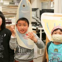 花びら型うどん、はい、あげる～～ 手打ちうどん作り体験教室 2017年3月 20170328-3.jpg – イリコスキー製麺所