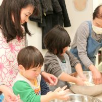 花びら型うどん、はい、あげる～～ 手打ちうどん作り体験教室 2017年3月 20170328-4.jpg – イリコスキー製麺所