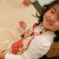 花びら型うどん、はい、あげる～～ 手打ちうどん作り体験教室 2017年3月 20170328-7.jpg – イリコスキー製麺所