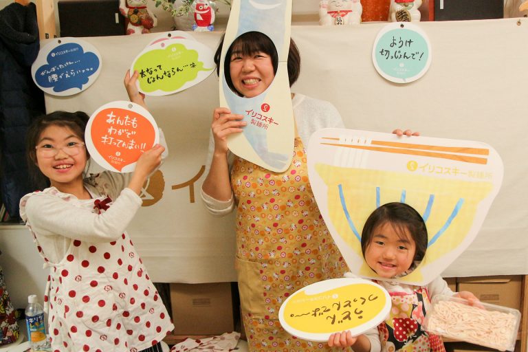 足ふみの写真を撮るのは難しいんです… 手打ちうどん作り体験教室 2017年3月 20170328-8.jpg – イリコスキー製麺所