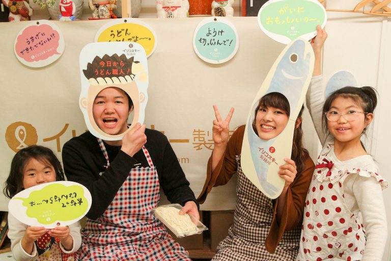 足ふみの写真を撮るのは難しいんです… 手打ちうどん作り体験教室 2017年3月 20170328-9.jpg – イリコスキー製麺所