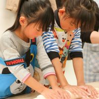 みんなが一番好きなのは打ち粉。 手打ちうどん作り体験教室 2017年3月 20170329-1.jpg – イリコスキー製麺所