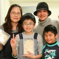 みんなが一番好きなのは打ち粉。 手打ちうどん作り体験教室 2017年3月 20170329-10.jpg – イリコスキー製麺所