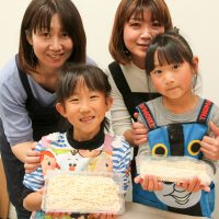 みんなが一番好きなのは打ち粉。 手打ちうどん作り体験教室 2017年3月 20170329-3.jpg – イリコスキー製麺所